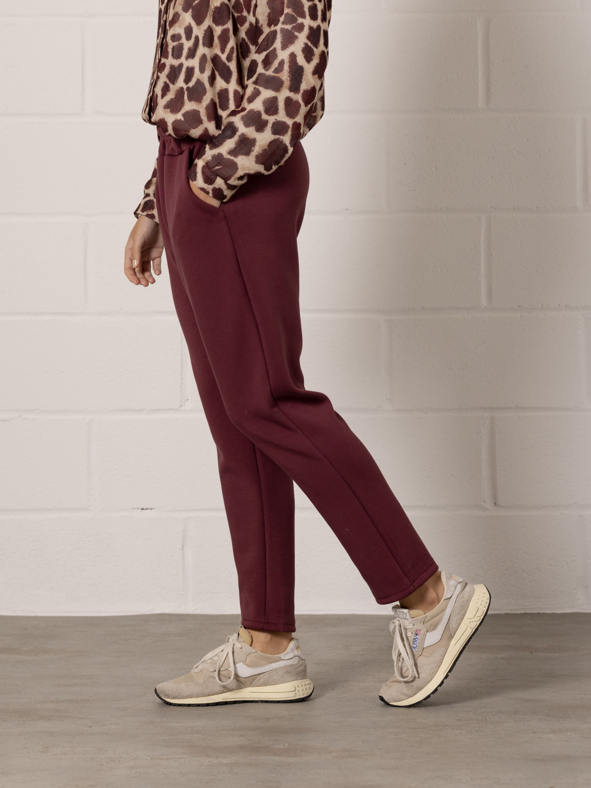 Pantalón confy slim fit color Burdeos
