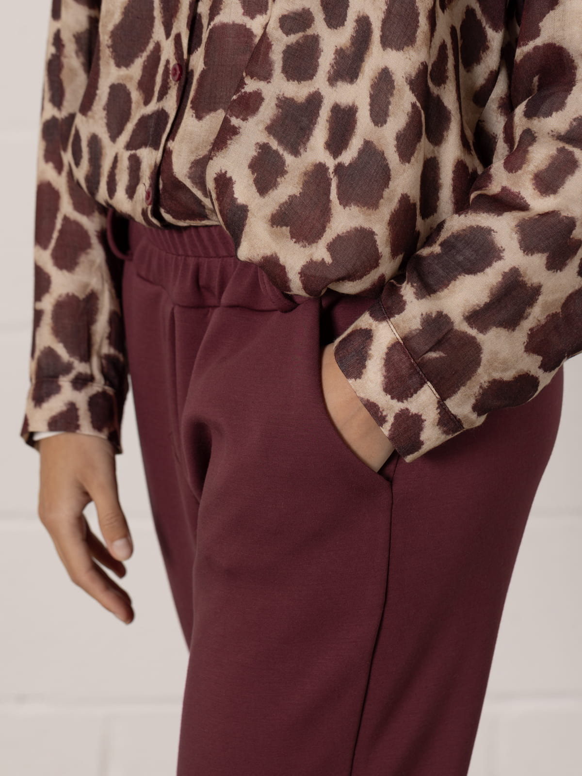 Pantalón confy slim fit color Burdeos