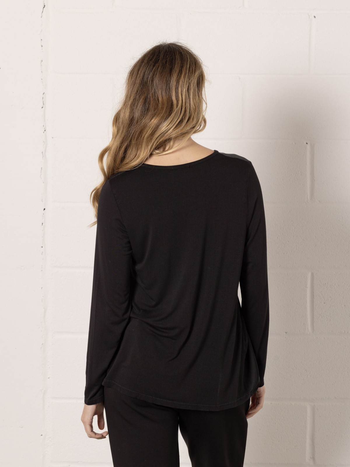 Camiseta fluida escote pico ecovisco color Negro