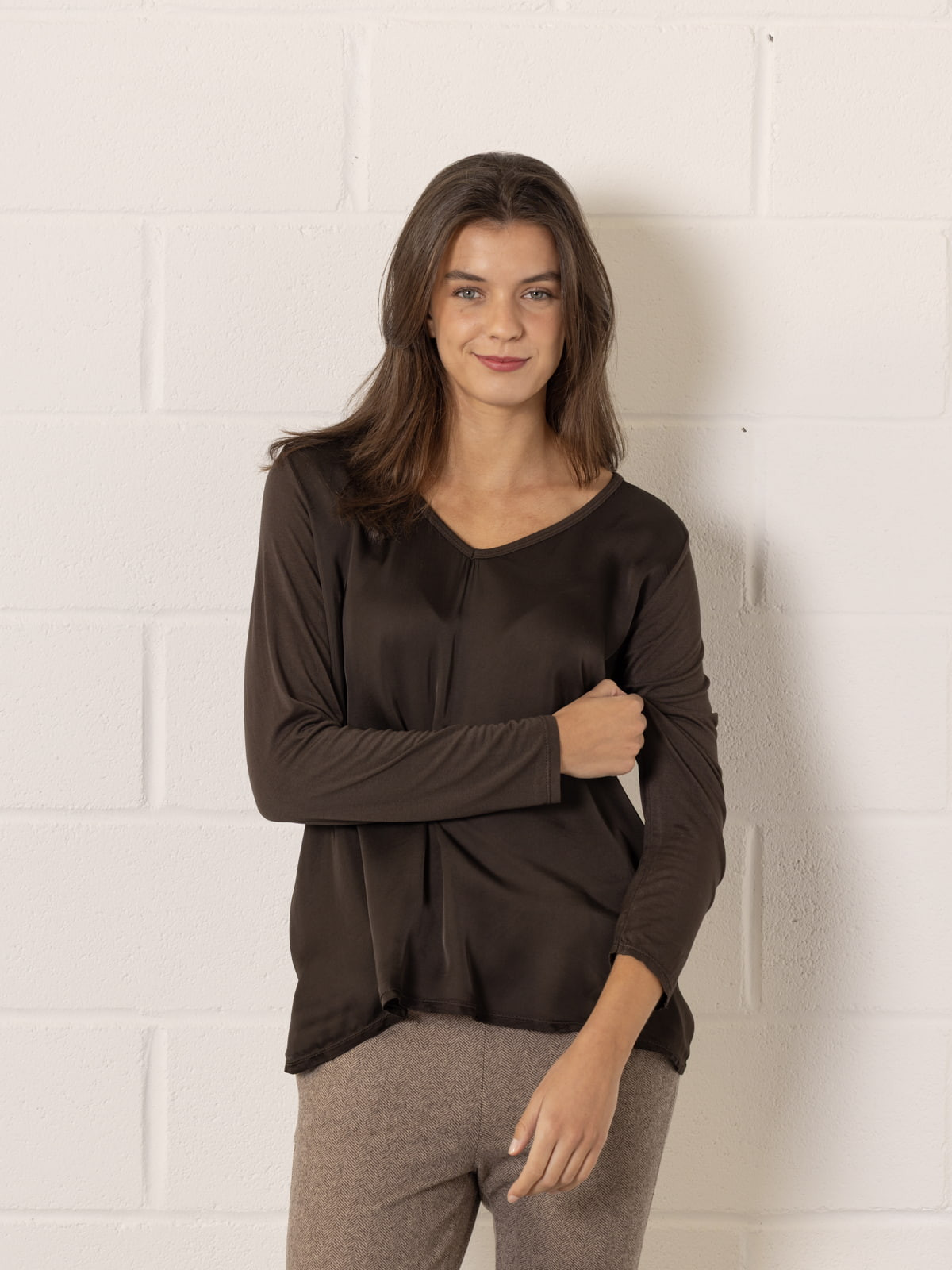 Camiseta fluida escote pico ecovisco color Marrón 