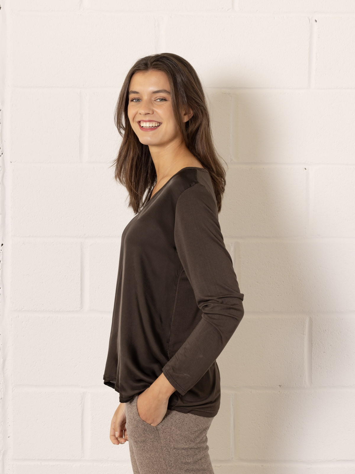 Ecovisco V-neck Flowy T-Shirt  Marrón  colour