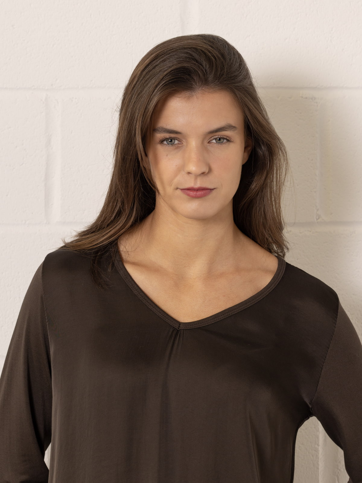 Camiseta fluida escote pico ecovisco color Marrón 