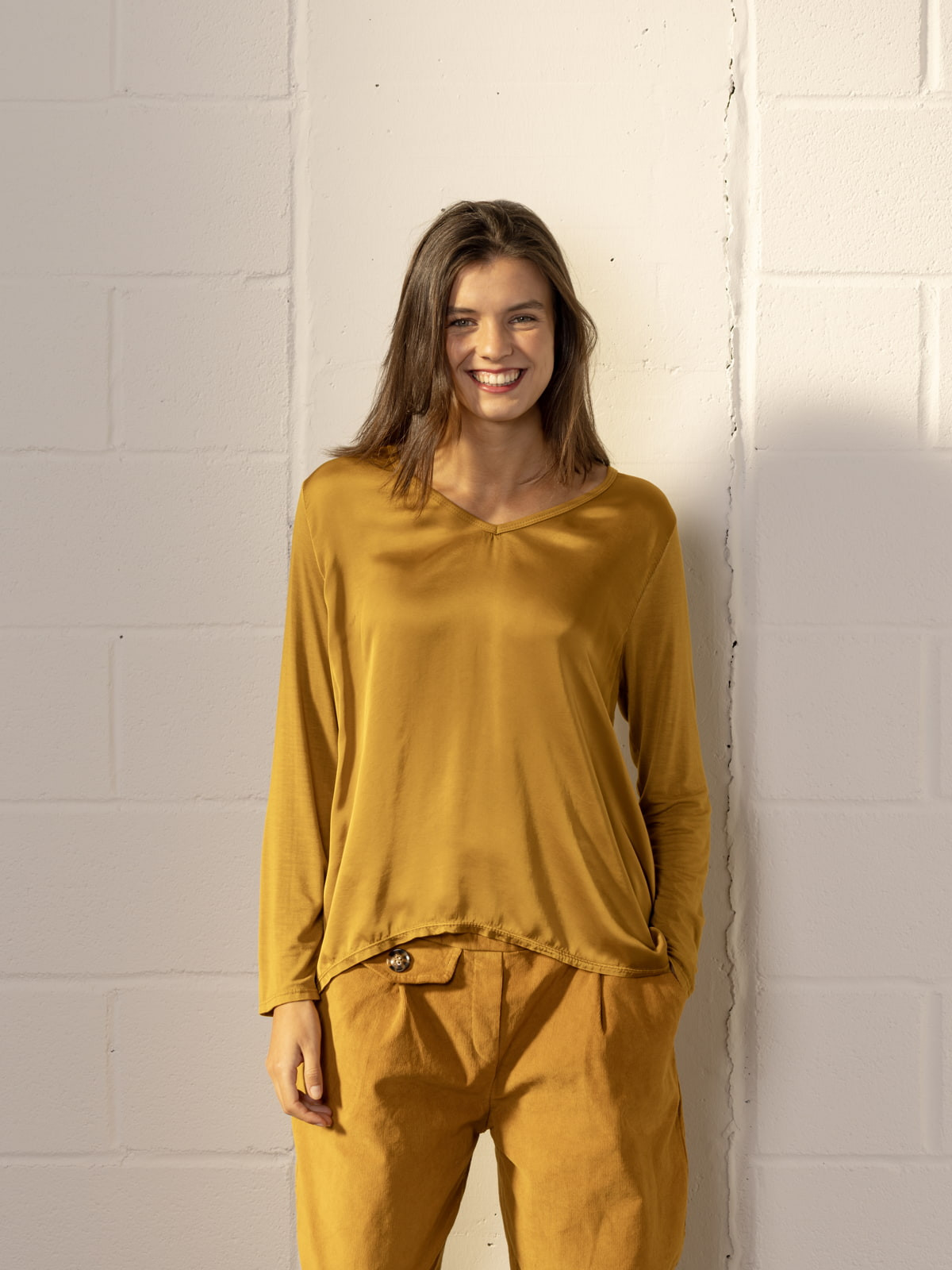 Camiseta fluida escote pico ecovisco color Ocre