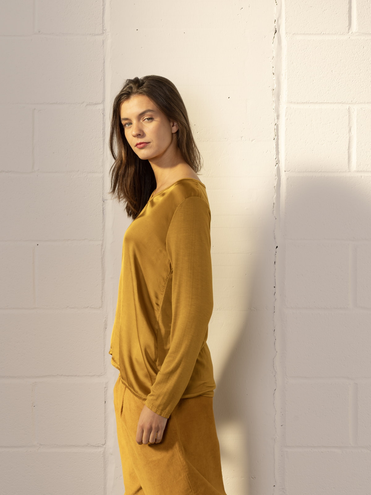 Camiseta fluida escote pico ecovisco color Ocre