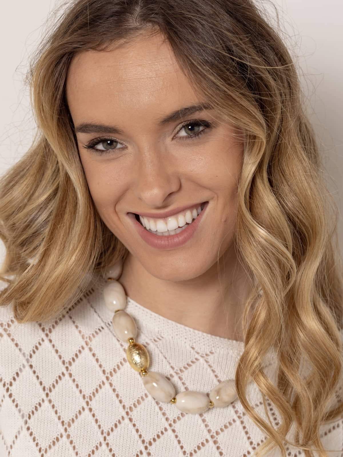 Collar gema ovalada color Marfil