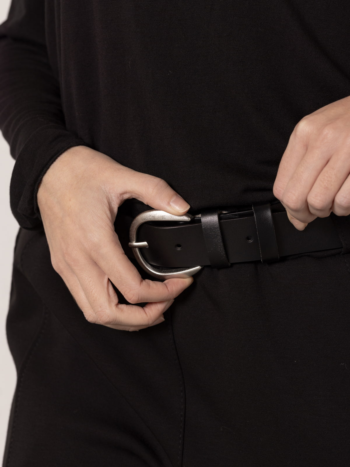 cinturón piel hebilla acero color Negro