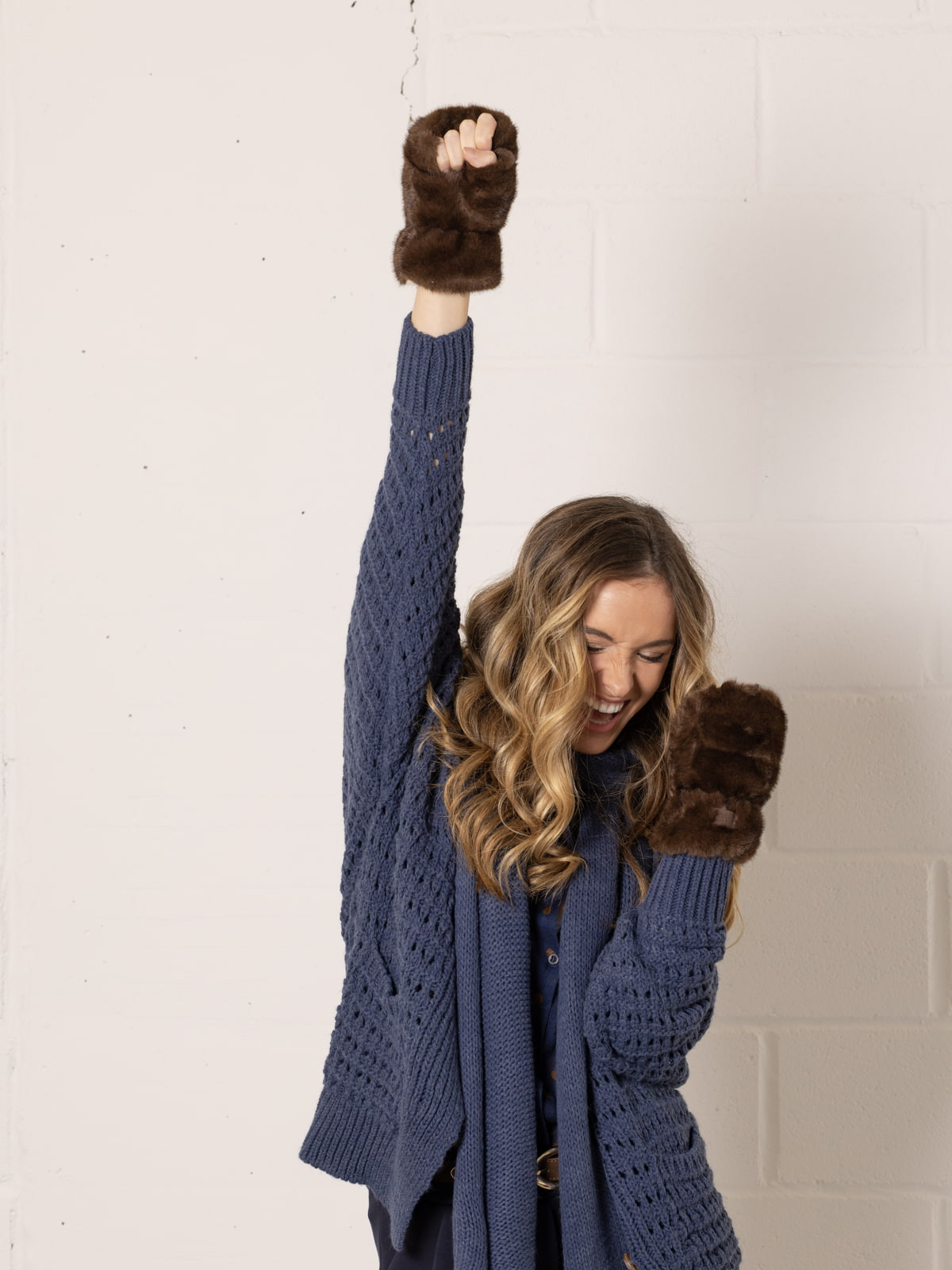 Trendy fur mittens  Marrón  colour