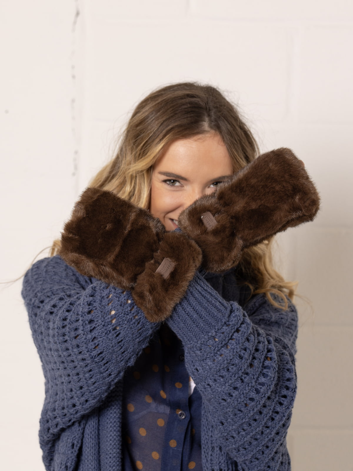 Trendy fur mittens  Marrón  colour