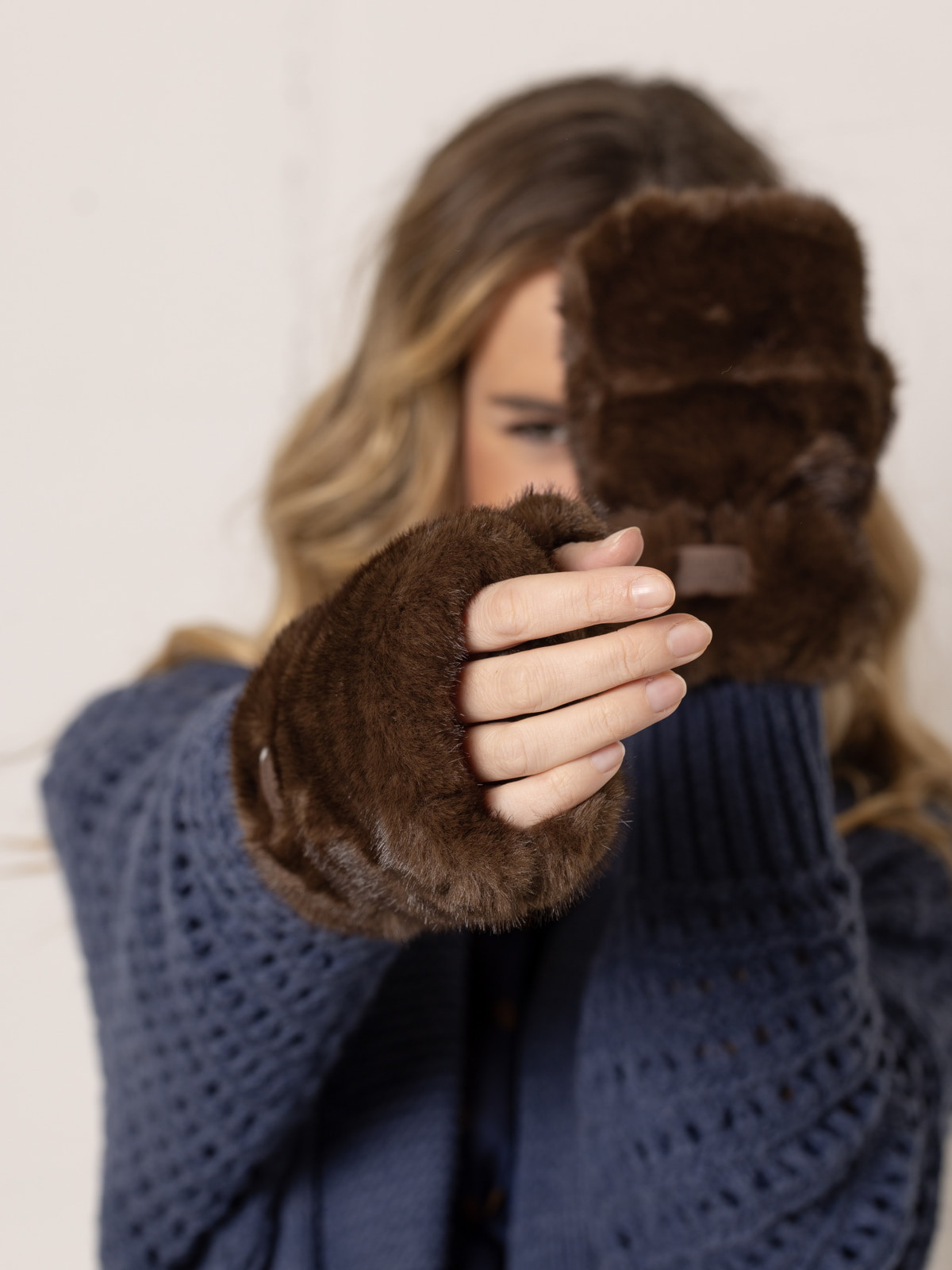 Trendy fur mittens  Marrón  colour