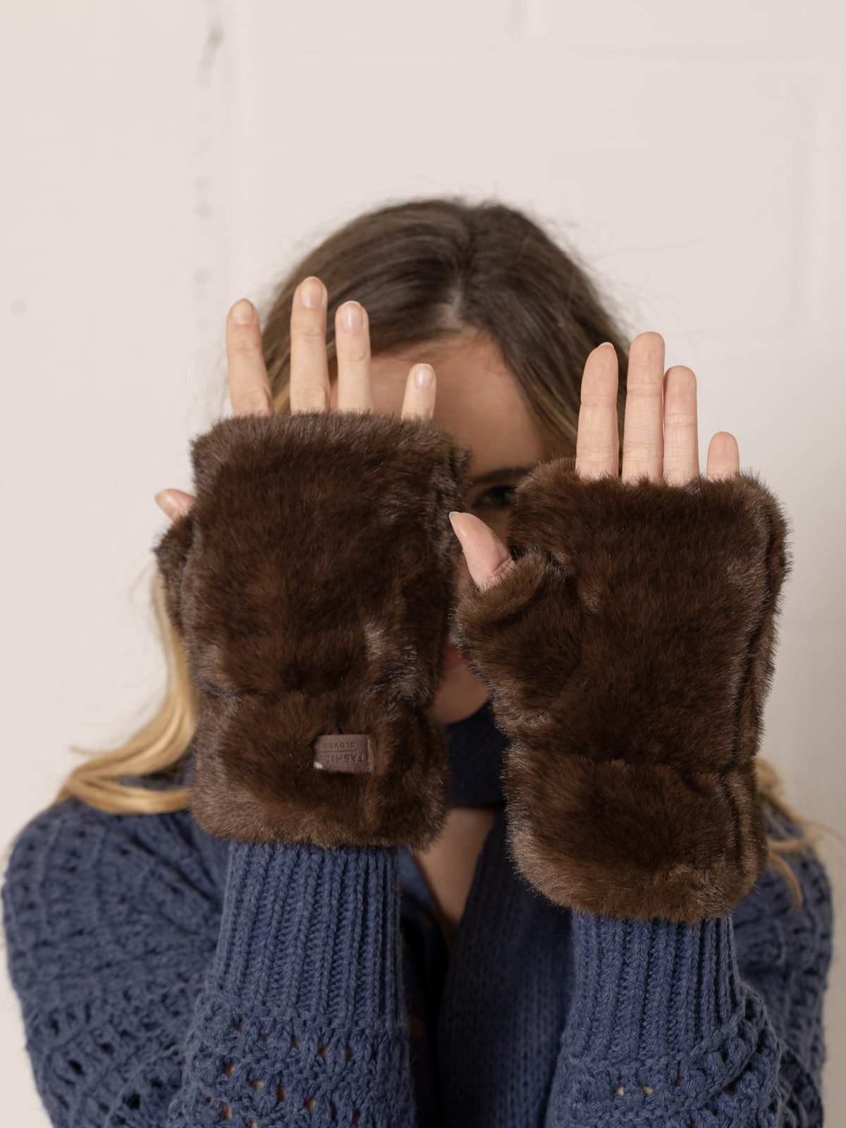 Trendy fur mittens  Marrón  colour