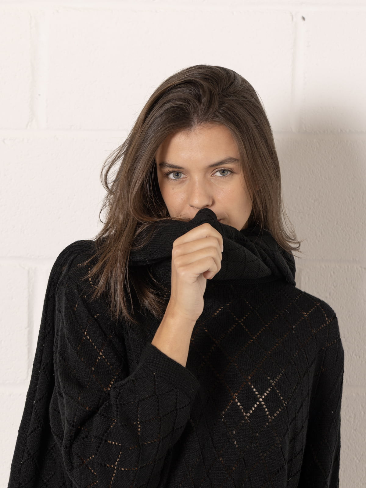 Plain diamond pattern scarf  Black colour