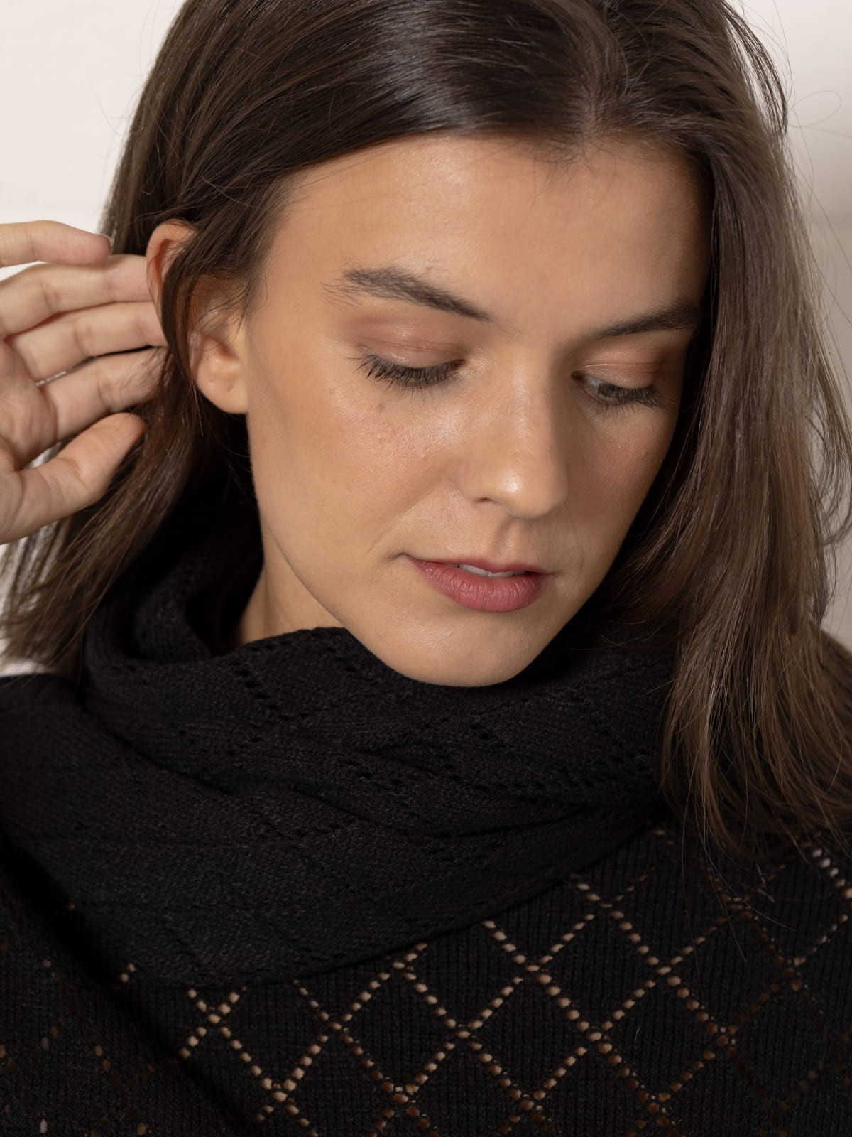 Plain diamond pattern scarf  Black colour